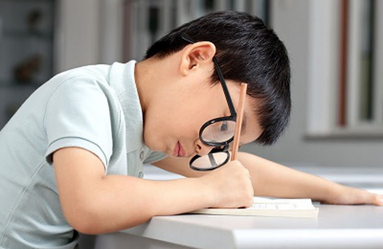 Đề xuất người dưới 18 tuổi bị cận, viễn thị được BHYT chi trả ảnh 1