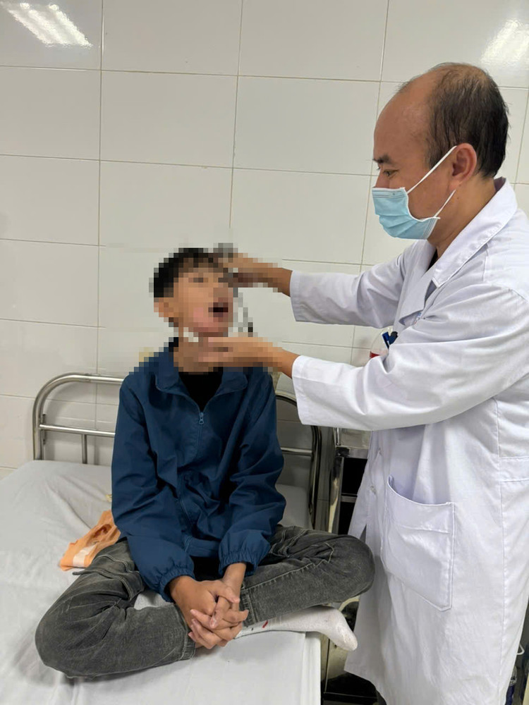 Bác sĩ thăm khám cho bệnh nhân tổn thương hàm mặt do ngã xe điện - Ảnh BVCC