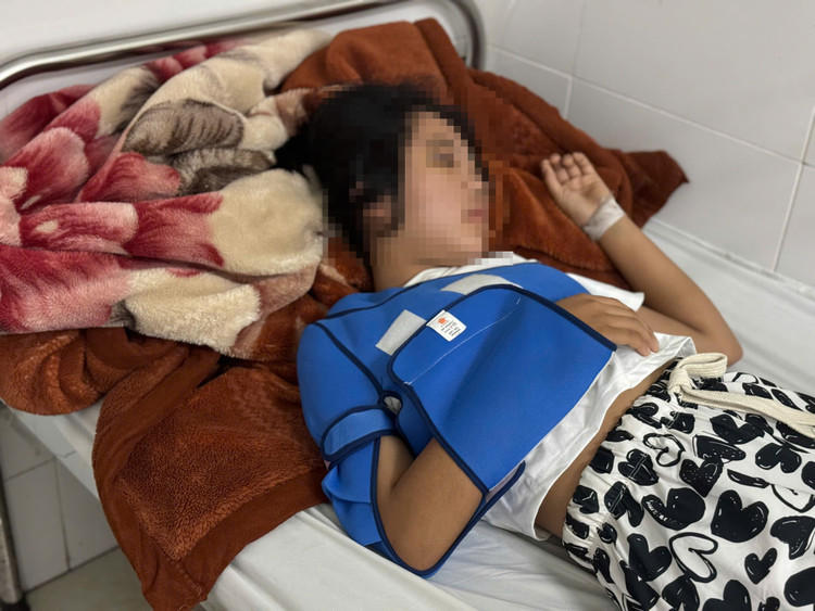 Trẻ bị tai nạn giao thông do xe điện - Ảnh BVCC