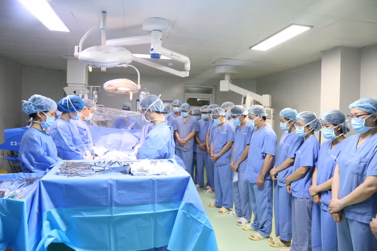 Ekip phẫu thuật tại Bệnh viện đa khoa tỉnh Phú Thọ cúi đầu tri ân người hiến tạng trước khi phẫu thuật - Ảnh BVCC