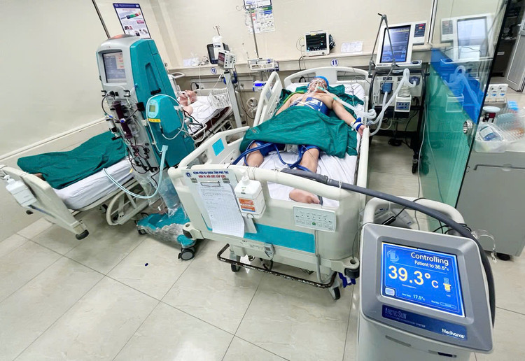 Người bệnh sốt cao 39,3 độ và bắt đầu hạ thân nhiệt chỉ huy