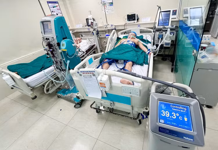 Người bệnh sốt cao 39,3 độ và bắt đầu hạ thân nhiệt chỉ huy