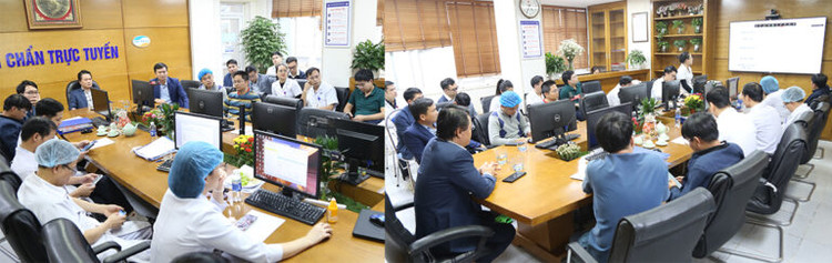 Ban lãnh đạo Bệnh viện cùng Ekip họp trực tuyến với Bệnh viện Hữu nghị Việt Đức, Bệnh viện Mắt Trung ương khi đã xác định người bệnh chết não - Ảnh BVCC