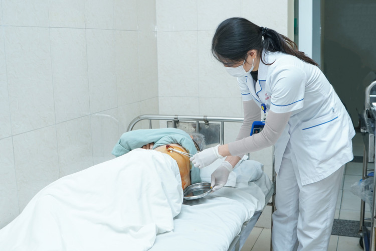 Chăm sóc tổn thương cho bệnh nhân - Ảnh BVCC