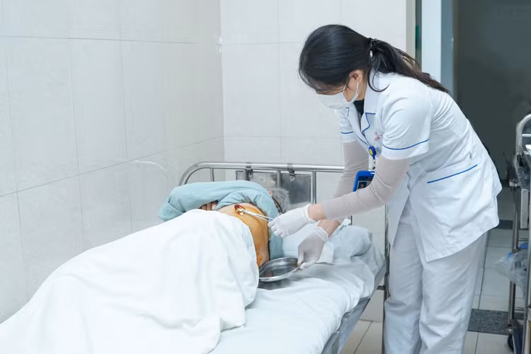 Chăm sóc tổn thương cho bệnh nhân - Ảnh BVCC