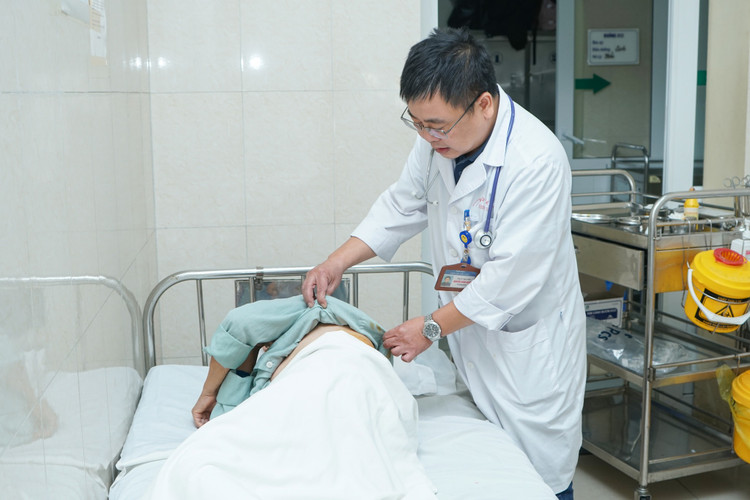 Thăm khám cho bệnh nhân - Ảnh BVCC