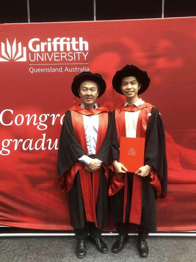 Vũ và giáo sư Alan trong buổi lễ tốt nghiệp.