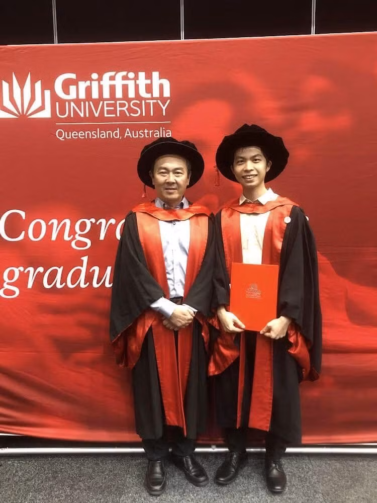 Vũ và giáo sư Alan trong buổi lễ tốt nghiệp.