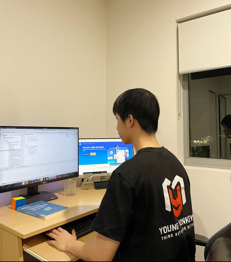 Vũ đang lập trình EzyPlatform