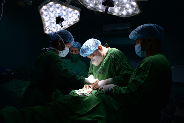 Ca phẫu thuật cho bệnh nhân - Ảnh BVCC
