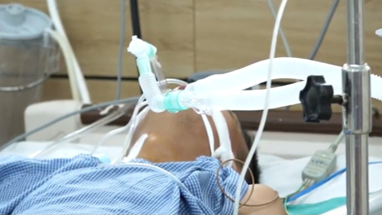 Người bệnh ngộ độc rượu đang được điều trị tại trung tâm chống độc - Ảnh BVCC