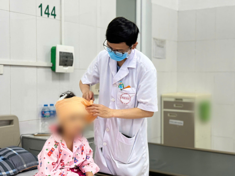 Bác sĩ xử lý vết thương cho bệnh nhi - Ảnh BVCC