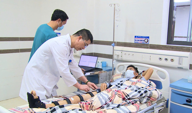 Thăm khám cho bệnh nhân sau phẫu thuật - Ảnh BVCC Thăm khám cho bệnh nhân sau phẫu thuật - Ảnh BVCC