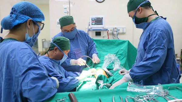 Ca phẫu thuật cho bệnh nhân - Ảnh BVCC Ca phẫu thuật cho bệnh nhân - Ảnh BVCC