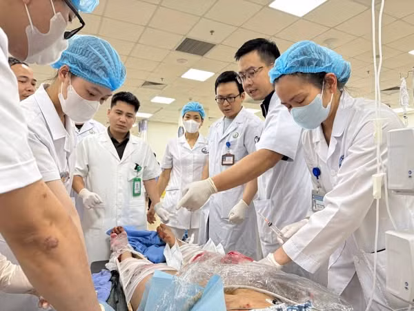 Các bác sĩ Bệnh viện Việt Đức tham gia cấp cứu nạn nhân - Ảnh BVCC