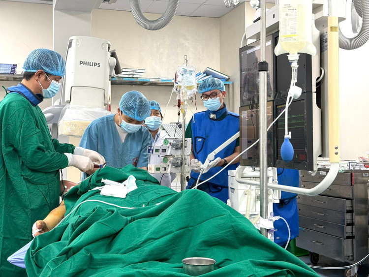 Phẫu thuật cho bệnh nhân trong vụ tai nạn - Ảnh BVCC