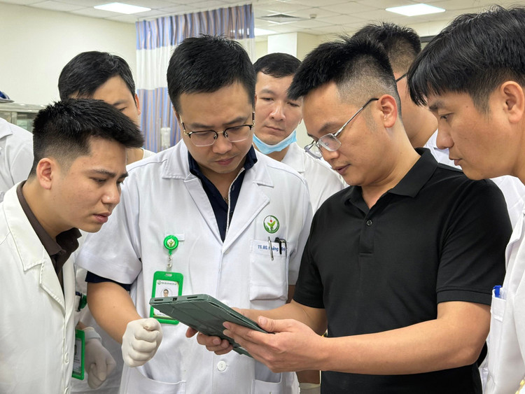 Trực tiếp hội chẩn các ca bệnh trong vụ lật xe - Ảnh BVCC