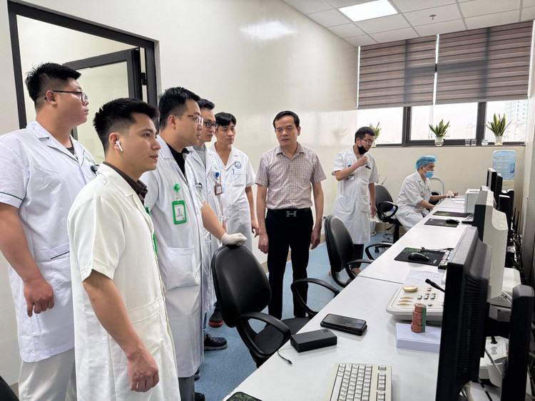 Trực tiếp hội chẩn các ca bệnh trong vụ lật xe - Ảnh BVCC