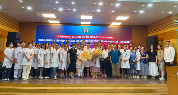 Các học viên tham gia chương trình sinh hoạt khoa học chụp ảnh lưu niệm cùng 2 báo cáo viên - Ảnh BVCC