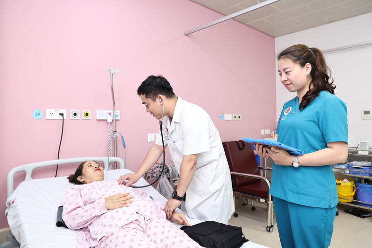 Thăm khám cho bệnh nhân sau phẫu thuật - Ảnh BVCC