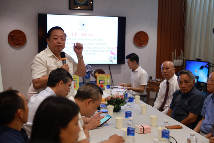 TS.BSCKII.TTND Nguyễn Hồng Siêm, Phó chủ tịch Hội Đông Y Việt Nam phát biểu TS.BSCKII.TTND Nguyễn Hồng Siêm, Phó chủ tịch Hội Đông Y Việt Nam phát biểu