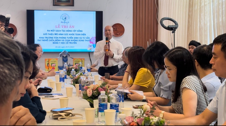 Ông Phạm Văn Tấn phát biểu tại buổi ra mắt cuốn sách Ông Phạm Văn Tấn phát biểu tại buổi ra mắt cuốn sách