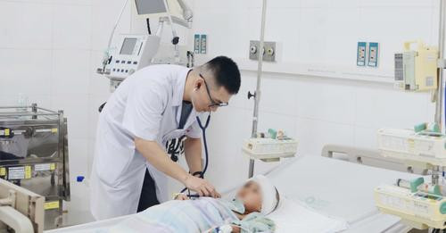 Bệnh nhân được chăm sóc điều trị tích cực tại Khoa Nhi, Bệnh viện Bãi Cháy - Ảnh: BVCC