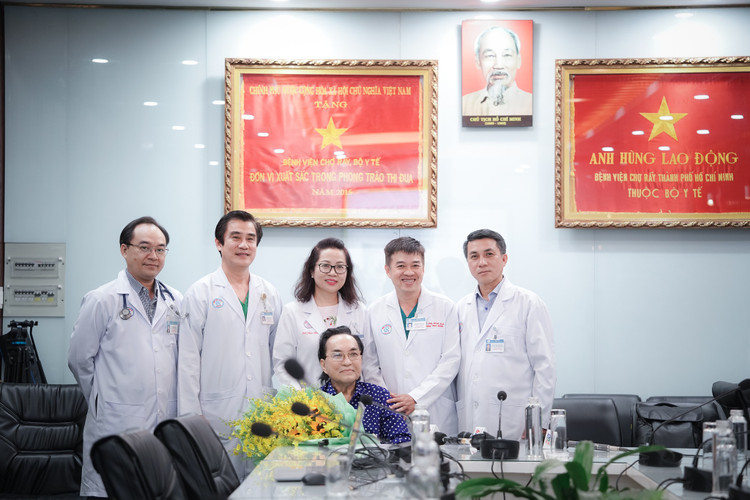 Các bác sĩ chúc mừng NSND Thanh Tuấn đã hồi phục &quot;ngoại mục&quot;.