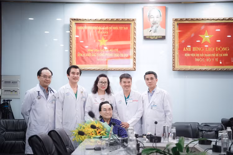 Các bác sĩ chúc mừng NSND Thanh Tuấn đã hồi phục "ngoại mục".