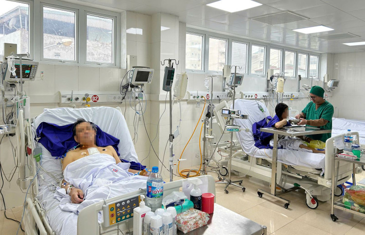 2 bệnh nhân sau ca phẫu thuật đã tiến triển tốt, có thể ngồi dậy vận động nhẹ, dự kiến xuất viện trong ngày tới - Ảnh BVCC