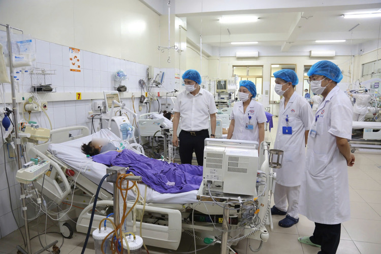 Thăm khám và chăm sóc bệnh nhân sau ghép tạng - Ảnh BVCC