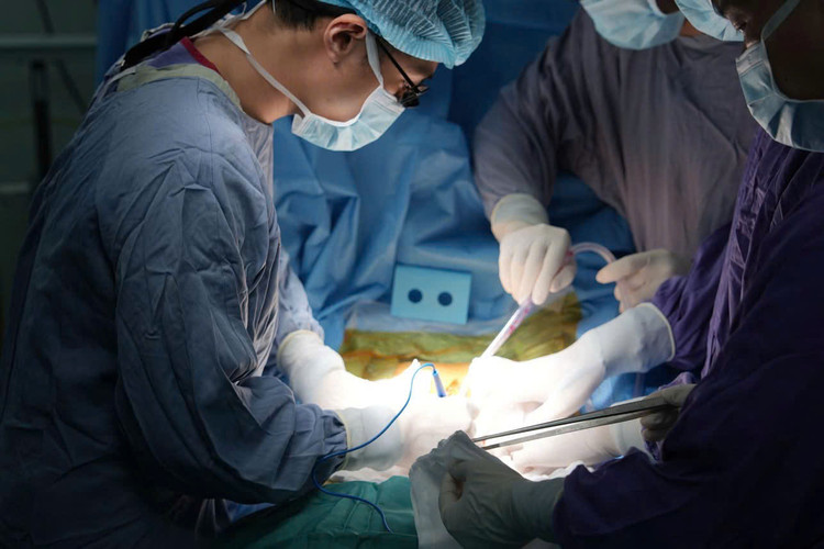 Các bác sĩ đang thực hiện ca ghép thận - Ảnh BVCC