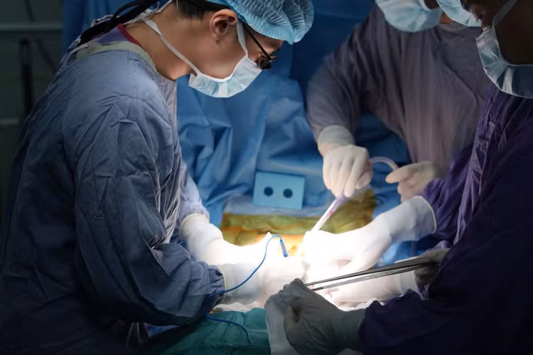 Các bác sĩ đang thực hiện ca ghép thận - Ảnh BVCC
