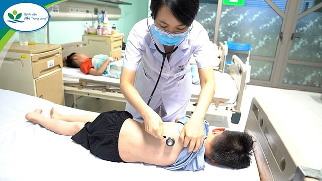 Thăm khám cho bệnh nhi viêm phổi do Mycoplasma tại Bệnh viện Nhi Trung ương - Ảnh BVCC Thăm khám cho bệnh nhi viêm phổi do Mycoplasma tại Bệnh viện Nhi Trung ương - Ảnh BVCC