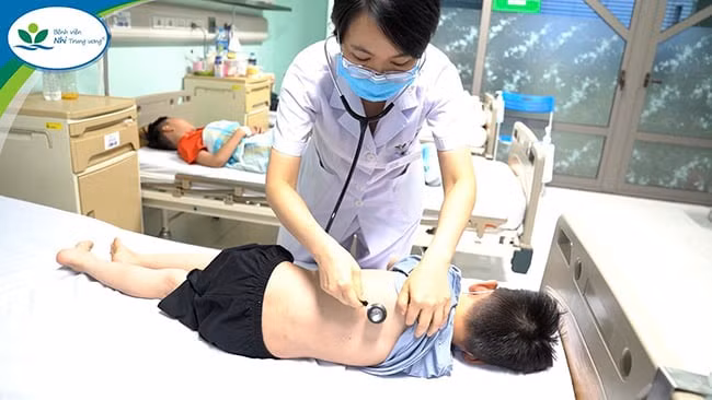 Thăm khám cho bệnh nhi viêm phổi do Mycoplasma tại Bệnh viện Nhi Trung ương - Ảnh BVCC