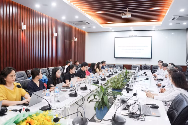 Bệnh viện Chợ Rẫy tổ chức buổi chia sẻ thông tin về quá trình điều trị thành công cho NSND Thanh Tuấn - Ảnh BVCC