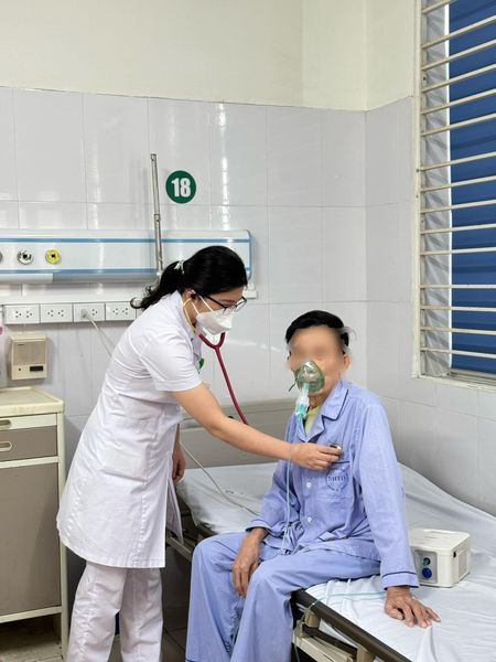 Hút thuốc lá, thuốc lào hàng chục năm, quý ông bị bệnh COPD tái phát nặng - Ảnh BVCC