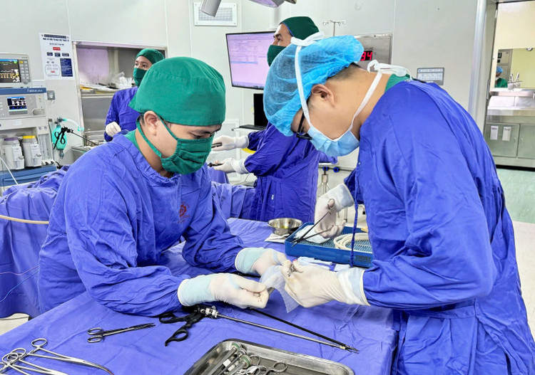 Kíp bác sĩ khoa Ngoại thực hiện phẫu thuật eTEP cho bệnh nhân Ph. - Ảnh BVCC