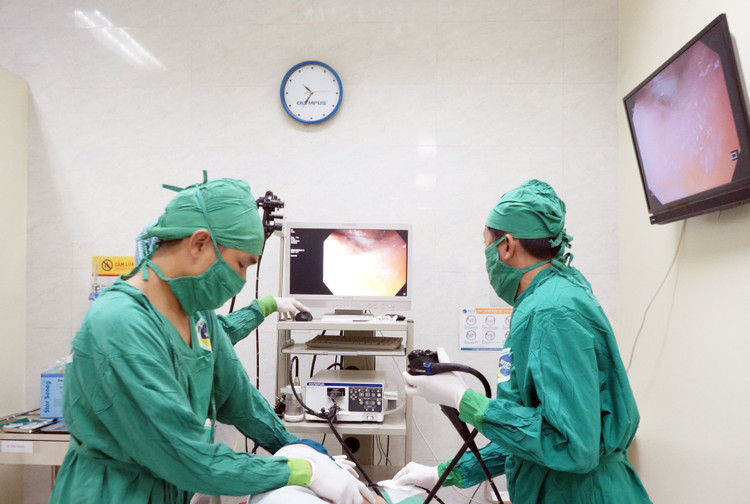 Nội soi cho bệnh nhân nuốt phải tăm tre - Ảnh BVCC