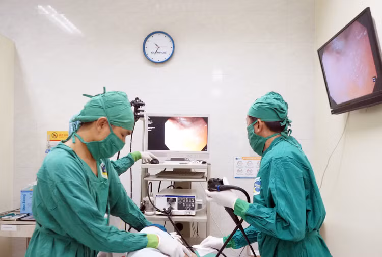 Nội soi cho bệnh nhân nuốt phải tăm tre - Ảnh BVCC