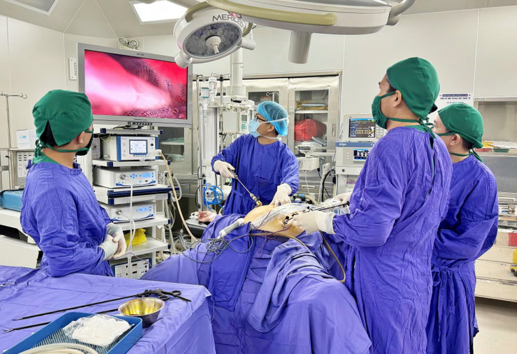 Phẫu thuật viên ghép lưới nhân tạo để đặt trong khoang ngoài phúc mạc - Ảnh BVCC