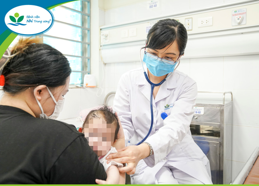 Thăm khám cho bệnh nhân lao tại Bệnh viện Nhi TƯ