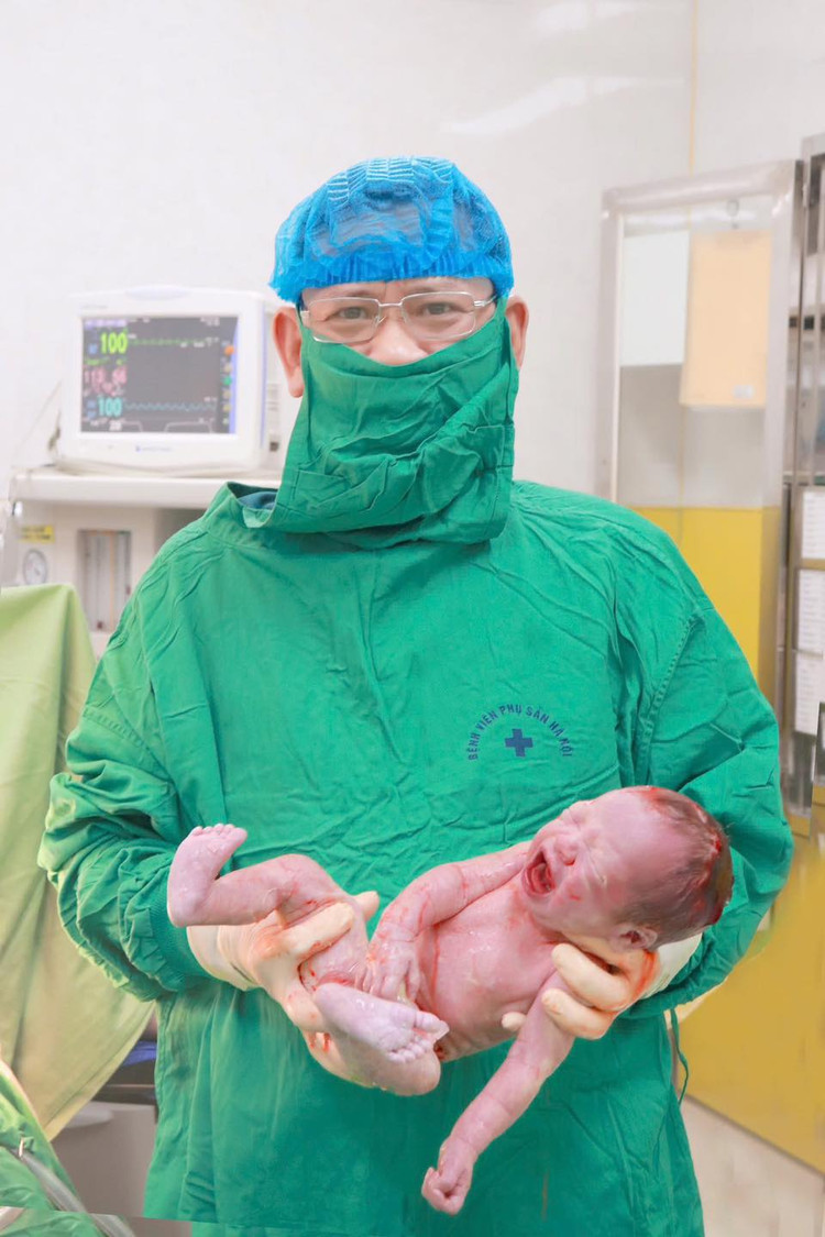 Sau 4 tháng điều trị bé đã chào đời khỏe mạnh - Ảnh BVCC