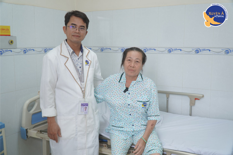 Bác sĩ thăm khám cho bệnh nhân sau phẫu thuật - Ảnh BVCC