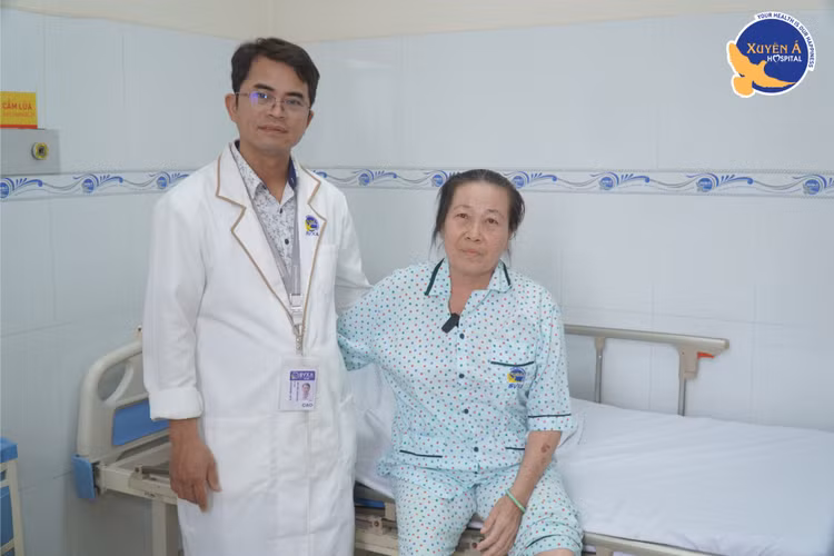 Bác sĩ thăm khám cho bệnh nhân sau phẫu thuật - Ảnh BVCC