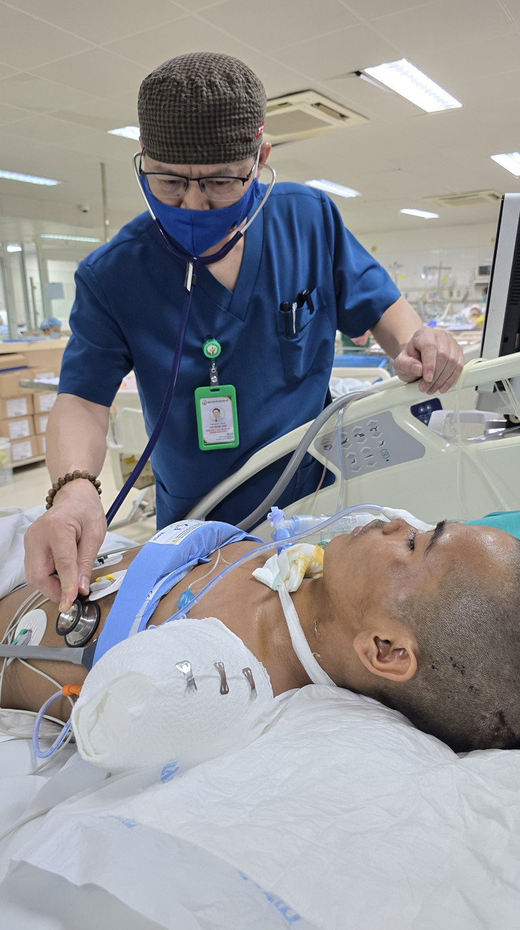 PGS.TS Lưu Quang Thuỳ thăm khám cho người bệnh sau quá trình điều trị - Ảnh bVCC