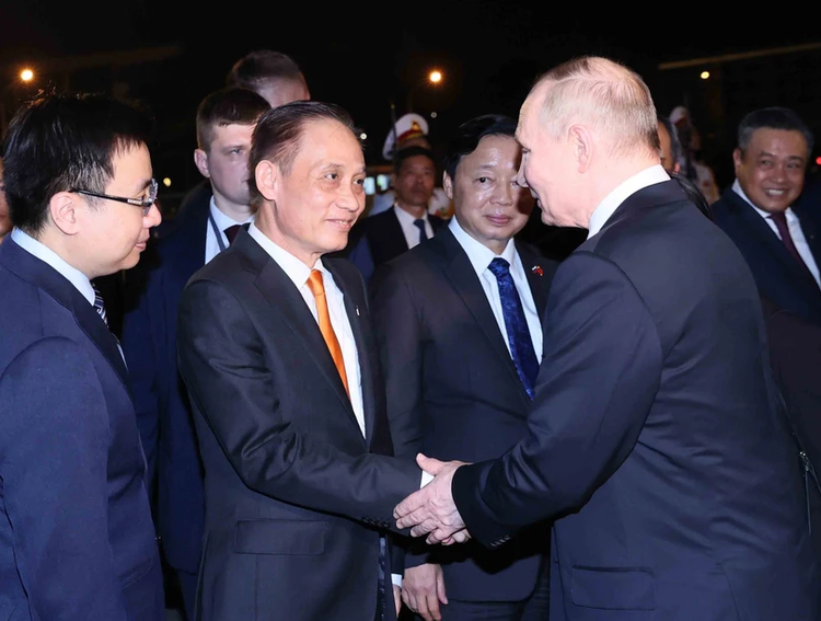 Bí thư Trung ương Đảng, Trưởng ban Đối ngoại Trung ương Lê Hoài Trung tiễn Tổng thống Liên bang Nga Vladimir Putin tại sân bay quốc tế Nội Bài (Hà Nội). (Ảnh: TTXVN)