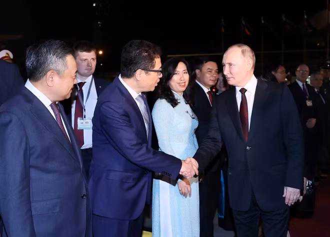 Đại biểu Việt Nam tiễn Tổng thống Liên bang Nga Vladimir Putin tại sân bay quốc tế Nội Bài (Hà Nội). (Ảnh: TTXVN)