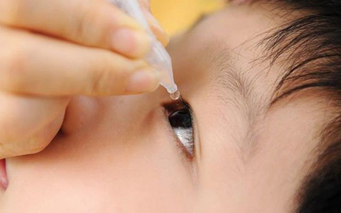 Hình ảnh nhỏ mắt cho trẻ bằng nước muối sinh lý - Ảnh minh hoạ