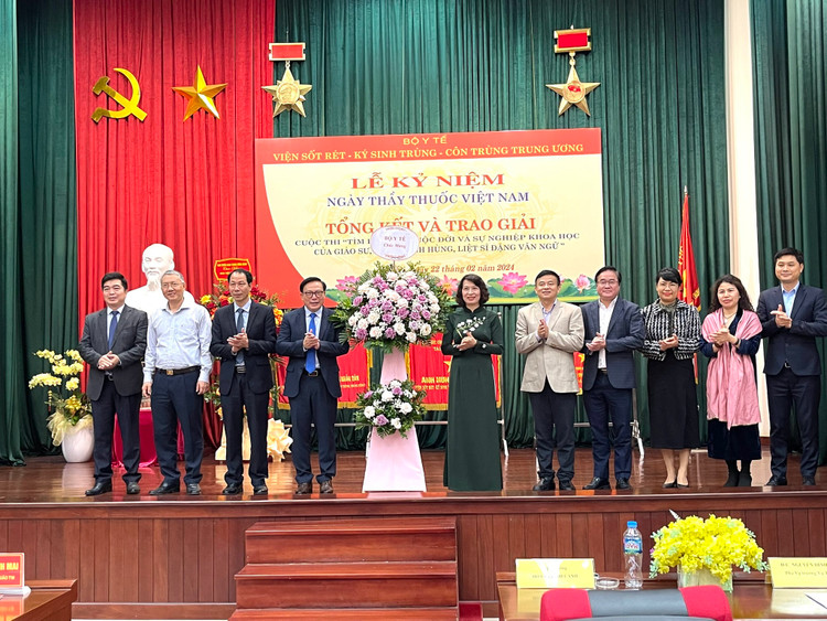 PGS.TS. Nguyễn Thị Liên Hương Thứ trưởng Bộ Y tế chúc mừng Viện sốt rét - ký sinh trùng - côn trùng trung ương tại Lễ kỷ niệm